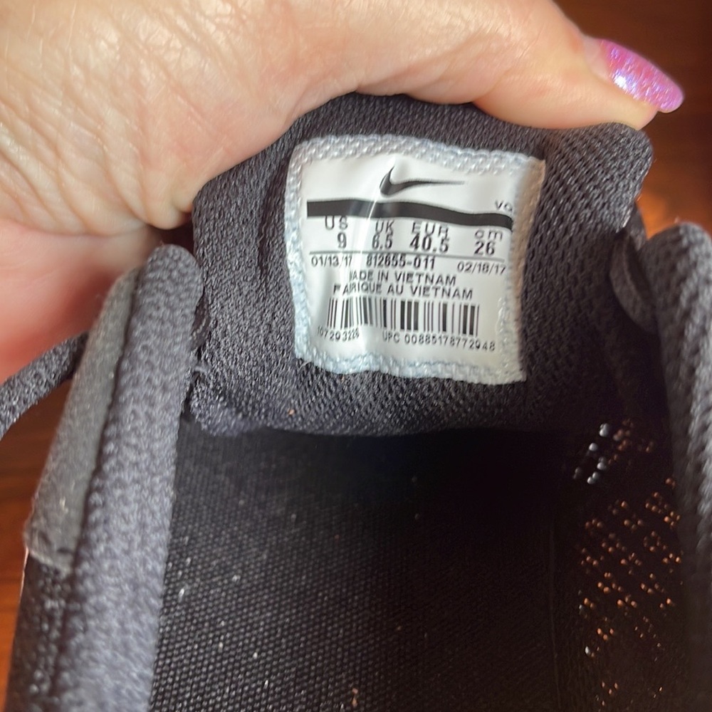 Nike shoes EUC size 9 - Picture 5 of 12